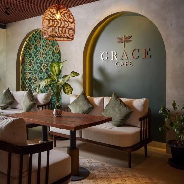 Interior cafe klasik elegan dengan dekorasi lampu kristal dan kursi kulit cokelat