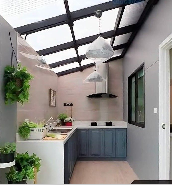 desain dapur dengan atap terang alami