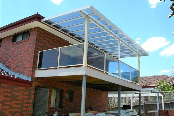 rumah industrial tembok ekspos dengan model kanopi balkon alderon anti panas